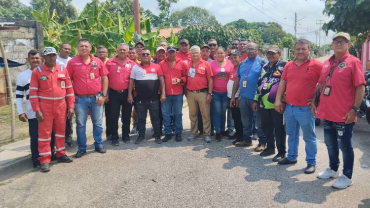 Trabajadores y ex trabajadores de la Ceiba que se pronuncian a favor de una mejora de los salarios.