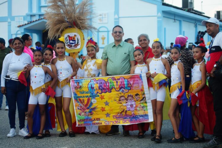 El Alcalde Keiver Peña con niños participantes en la fiesta encabezo el desfile.