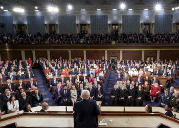 Trump presume en materia de inmigración, desafía al Congreso y alardea de poderío militar
