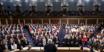 Trump presume en materia de inmigración, desafía al Congreso y alardea de poderío militar