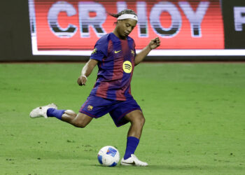 Ronaldinho Gaucho y Guti pusieron la magia en juego de leyendas de Real Madrid y Barcelona