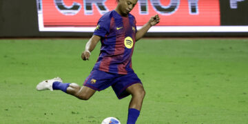 Ronaldinho Gaucho y Guti pusieron la magia en juego de leyendas de Real Madrid y Barcelona