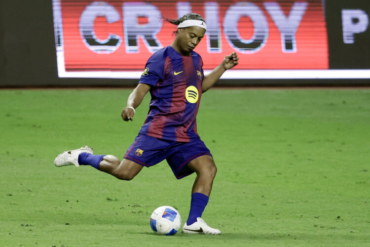 A los 45 años, el creativo brasileño Ronaldinho Gaucho demostró que conserva la magia que el hizo figura del Barcelona, al que representó este sábado en un partido de exhibición en San José contra leyendas del más enconado rival del club blaugrana, Real Madrid. EFE/ Jeffrey Arguedas