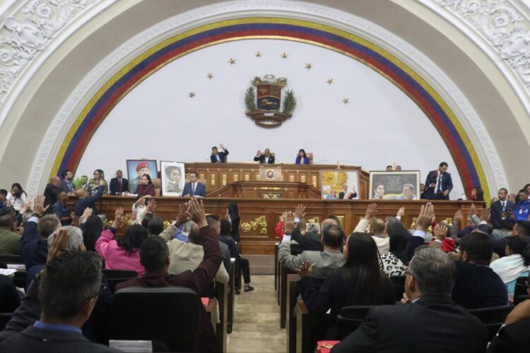 Fotografía difundida por el canal estatal Venezolana de Televisión (VTV) del presidente de la Asamblea Nacional Jorge Rodríguez (c) durante la aprobación de la ley de amnistía este jueves, en Caracas (Venezuela). EFE/ VTV
