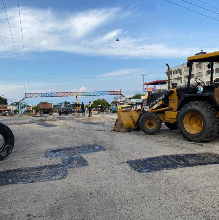 Bacheo en el sector la pasarela de la panamericana en Sabana de Mendoza.