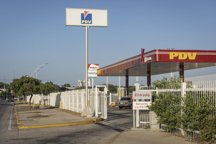 Fotografía de archivo que muestra una estación de gasolina de la empresa de Petróleos de Venezuela PDVSA, en Maracaibo (Venezuela). EFE/ Henry Chirinos