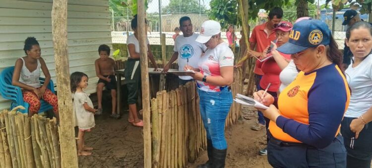 Protección Civil presente en el trabajo emprendido a favor de los damnificados.
