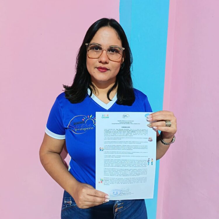 Rosmaira Hernández muestra el comunicado que produjo su despacho.