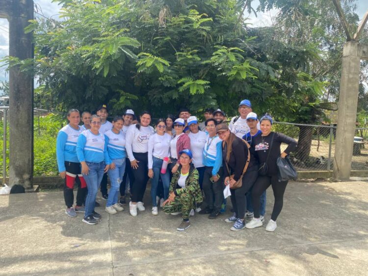 El personal de la alcaldía de Sucre y vecinos de Junín que se fueron al Dique de la parroquia en mención.