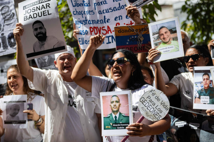 Familiares de presos políticos participan en una protesta frente al Palacio de Justicia este jueves, en Caracas (Venezuela). Familiares protestaron para exigir la libertad de todos estos detenidos y pedir su participación en la discusión del proyecto de ley de amnistía propuesto recientemente por la mandataria encargada, Delcy Rodríguez. EFE/ Ronald Peña R