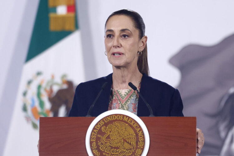 La presidenta de México, Claudia Sheinbaum, participa durante una rueda de prensa en Palacio Nacional de la Ciudad de México (México). EFE/Sáshenka Gutiérrez