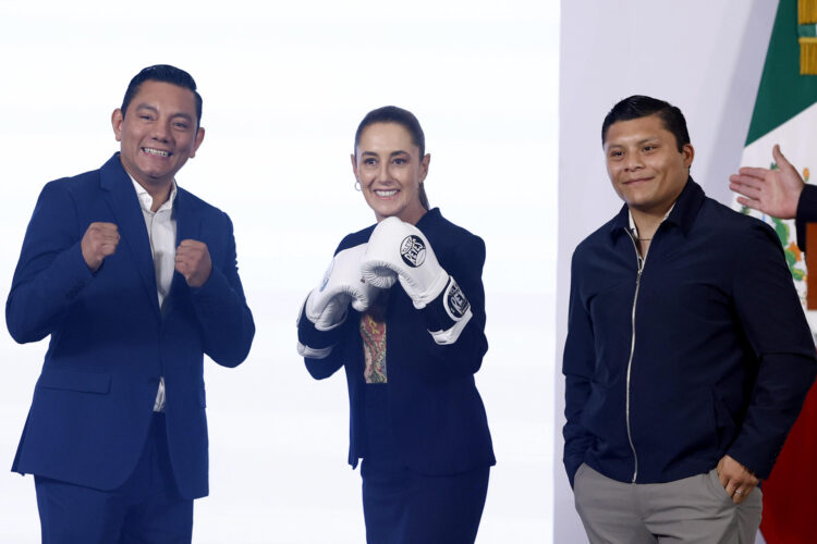 El exboxeador Cristian Mijares (i) y el boxeador Isaac Jonathan Cruz González (d), posan con la presidenta de México Claudia Sheinbaum (c), durante una rueda de prensa este lunes en Palacio Nacional de Ciudad de México (México). EFE/Sáshenka Gutiérrez