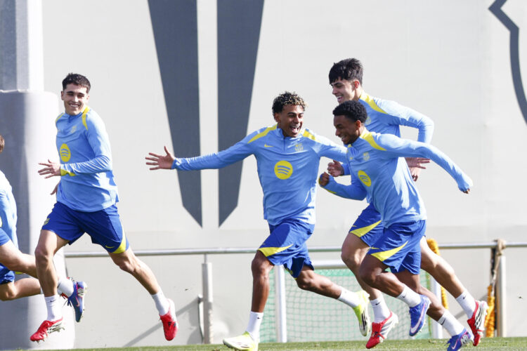 El delantero del FC Barcelona Lamile Yamal y el defensa Alejandro Balde durante el entrenamiento este viernes. EFE/ Quique García