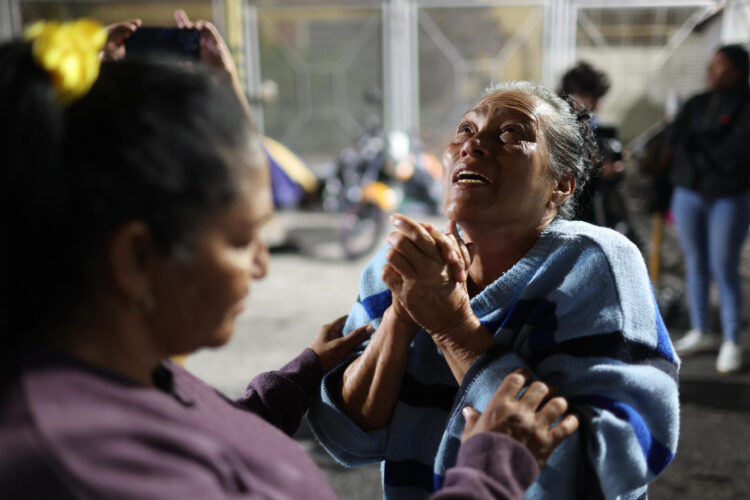 Personas reaccionan al conocer la aprobación de la ley de amnistía para presos políticos este jueves, frente al comando de la Policía Nacional Bolivariana (PNB) conocido como Zona 7, en Caracas (Venezuela). EFE/ Miguel Gutiérrez