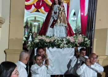 Hasta en la noche: La feligresía cumplió su cometido de homenajear a la Virgen de Candelaria en su día