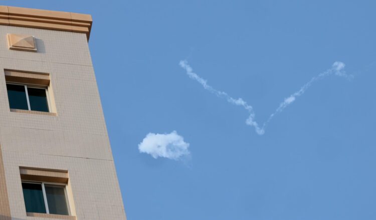 Un rastro de interceptaciones de un misil en el cielo sobre la ciudad mediterránea de Haifa, Israel, 28 de febrero de 2026. El ejército israelí informó el 28 de febrero que detectó misiles lanzados desde Irán tras los ataques israelíes y estadounidenses anteriores. Las sirenas se activaron en varias partes del país en respuesta. EFE/EPA/Hannibal Hanschke