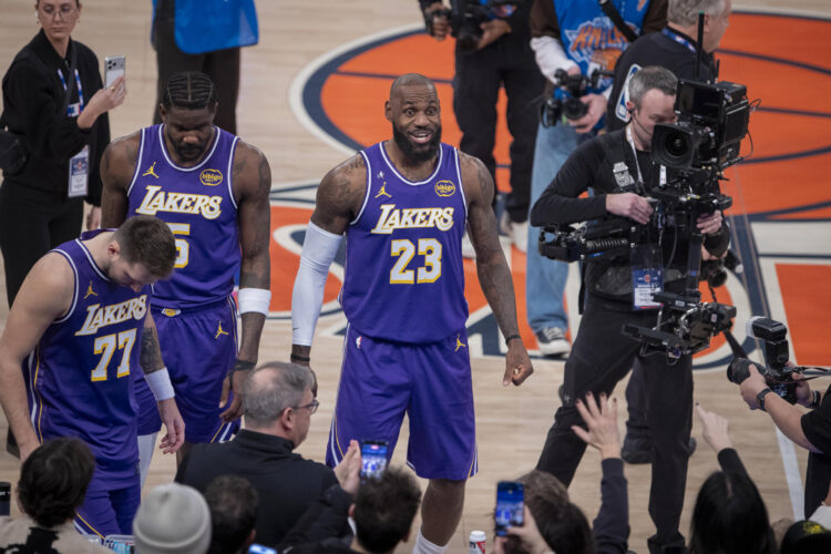 LeBron James de los Lakers reacciona en un partido de la NBA. EFE/ Angel Colmenares