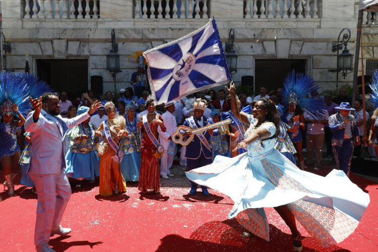 Personas bailan este viernes, en Río de Janeiro (Brasil). El Rey Momo recibió las llaves de la ciudad de Río de Janeiro de manos de su alcalde, Eduardo Paes, en una simbólica ceremonia que dio inicio al carnaval más famoso de Brasil, en el que se espera este año que unas ocho millones de personas bailen y se diviertan en las calles. EFE/ Antonio Lacerda