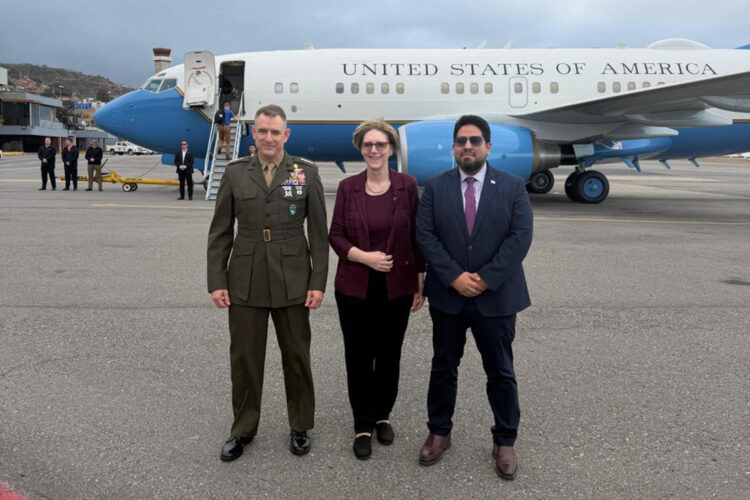 Fotografía tomada de la cuenta en X @Southcom del Comando Sur de los Estados Unidos donde se muestra al jefe del Comando, Francis Donovan (i), posando a su llegada junto a la encargada de Negocios de EE.UU. , Laura F. Dogu (c) y el secretario adjunto de guerra en funciones para Defensa Nacional y las Américas de EE.UU., Joseph M. Humire, este miércoles, en el aeropuerto Simón Bolívar en Maiquetía (Venezuela). EFE/ @Southcom