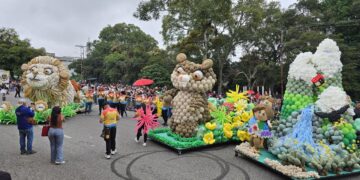 Mérida | Carrozas y comparsas enaltecieron la Avenida Las Américas durante el desfile de Ferisol 2026