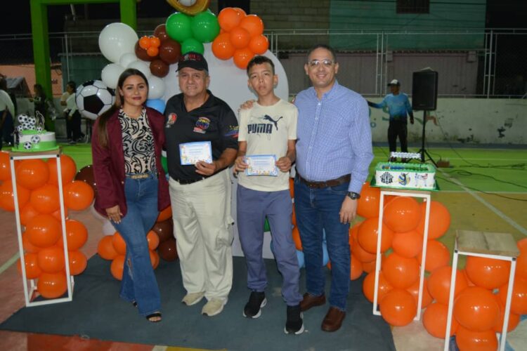 El joven campeón Alexander Molina recibe el reconocimiento que le otorgaron.