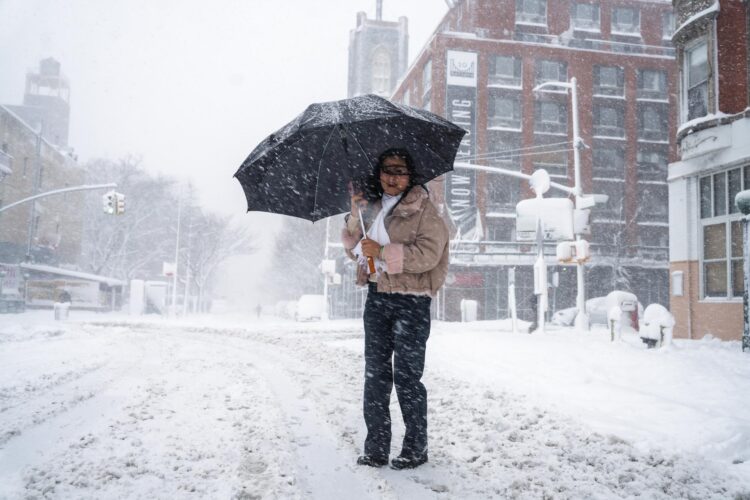 Potente tormenta paraliza el noreste de EE.UU. y deja a Nueva York bajo una nevada récord
