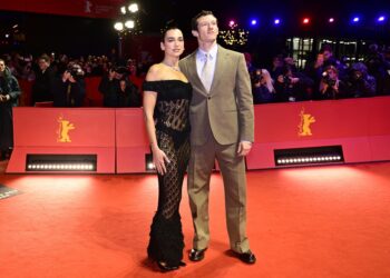 Incógnita despejada: Dua Lipa con Callum Turner en la alfombra roja de ‘Rosebush Pruning’