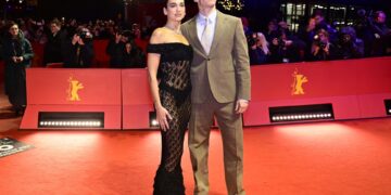 Incógnita despejada: Dua Lipa con Callum Turner en la alfombra roja de ‘Rosebush Pruning’