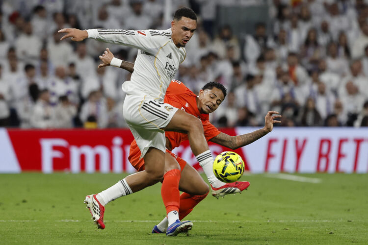 El defensa del Real Madrid Trent Alexander-Arnold (i) lucha con esl brasileño Wesley Ribeiro, de la Real Sociedad, durante el partido de la jornada 24 de LaLiga entre el Real Madrid y la Real Sociedad, este sábado en el estadio Santiago Bernabéu. EFE/Sergio Pérez
