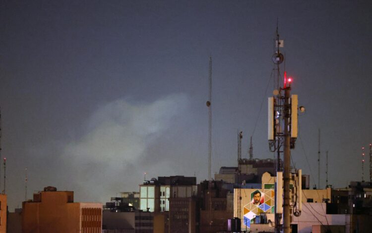 Columnas de humo se elevan en el centro de Teherán tras un ataque israelí, en Teherán, Irán, el 28 de febrero de 2026. EFE/EPA/ABEDIN TAHERKENAREH