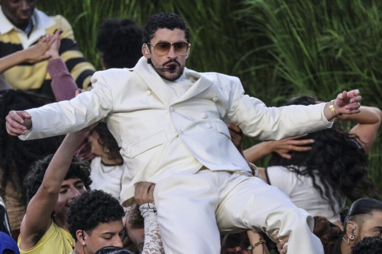 Bad Bunny actúa durante el Apple Music Super Bowl LX Halftime Show en el Levis Stadium en Santa Clara, California. EFE/CHRIS TORRES