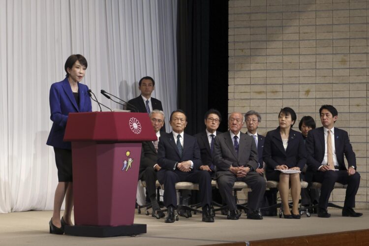 Tokio (Japón), 09/02/2026.- La primera ministra japonesa, Sanae Takaichi, líder del gobernante Partido Liberal Democrático (PLD), habla durante una conferencia de prensa en la sede del PLD en Tokio, tras lograr una victoria aplastante en las elecciones del domingo. EFE/EPA/FRANCK ROBICHON / POOL
