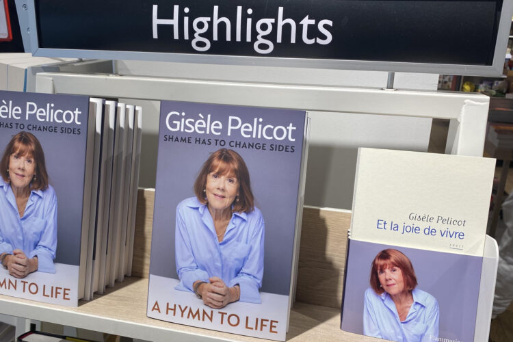 Copias del libro de Gisèle Pelicot en una librería en Londres, este martes, con motivo del lanzamiento mundial en una veintena de lenguas del libro 'La alegría de vivir ' (Flammarion), escrito por Gisèle Pelicot en colaboración con la periodista Judith Perrignon. EFE/ Luis Campello