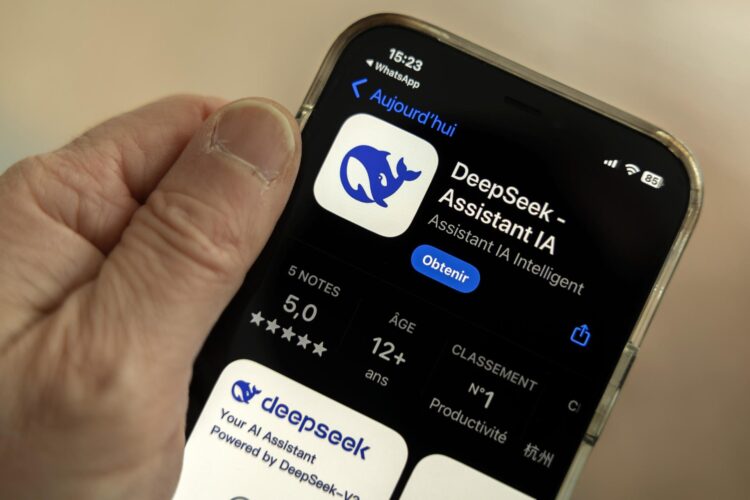 Fotografía del móvil de una persona con la aplicación china DeepSeek. EFE/ Salvatore Di Nolfi