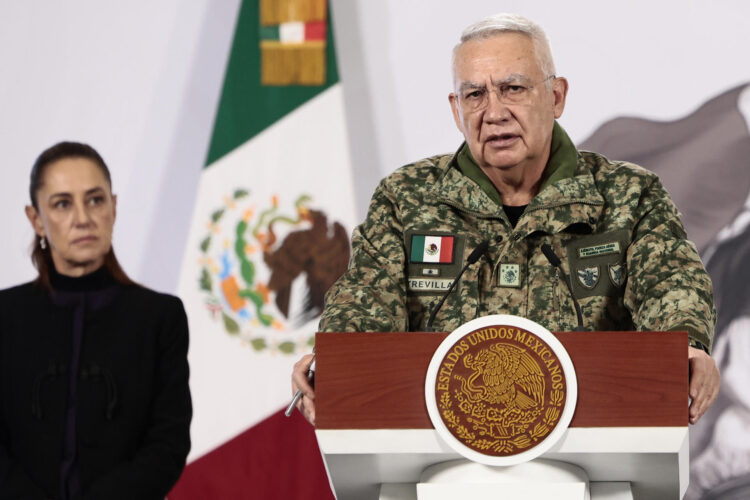 El secretario de la Defensa Nacional, Ricardo Trevilla, habla en una rueda de prensa este lunes en Palacio Nacional de la Ciudad de México (México). EFE/José Méndez