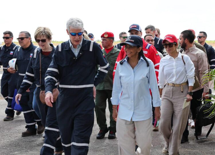 Fotografía difundida por el Palacio de Miraflores de la presidenta encargada, Delcy Rodríguez (d), junto al secretario de Energía de EE.UU., Chris Wright, este 12 de febrero de 2026, en una de las plantas que opera Chevron en el Orinoco (Venezuela). EFE/ Palacio de Miraflores