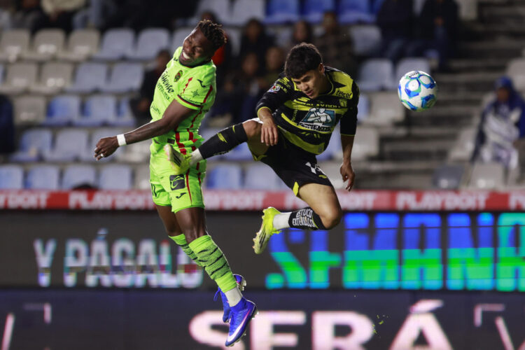 Carlos Adrián Sánchez (d), de Pachuca, disputa el balón con José Luis Rodríguez, de Juárez, durante un partido de la Liga MX entre Pachuca y Juárez en el estadio Hidalgo, en Pachuca (México). EFE /David Martínez Pelcastre
