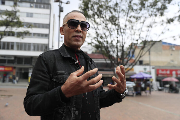 Fotografía del 12 de febrero de 2026 que muestra al ciudadano venezolano residente en Colombia, Diego Matute, hablando durante entrevista con EFE en Bogotá (Colombia). EFE/ Carlos Ortega