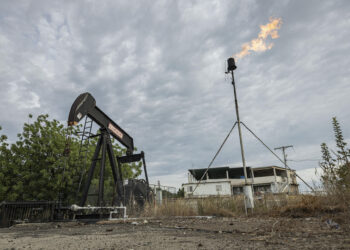 Venezuela deja de lado modelo estatista para recuperar su potente industria petrolera