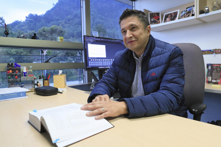 El profesor de la Universidad de los Andes Sergio Cabrales, habla durante una entrevista con EFE este jueves, en Bogotá (Colombia). EFE/Carlos Ortega