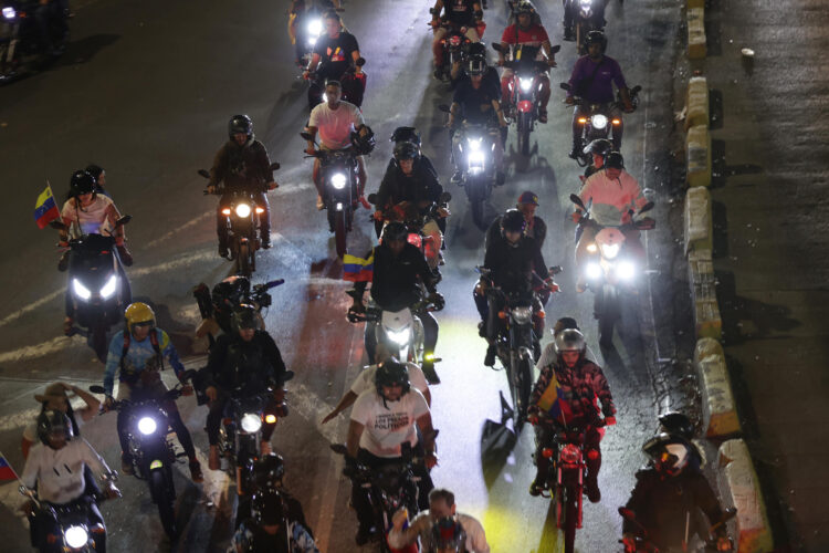 Motociclistas participan en una caravana en apoyo a las familias de los presos políticos en Caracas, Venezuela, 08 de febrero de 2026. . EFE/Ronald Peña R
