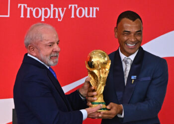 Lula besa el trofeo de la Copa del Mundo: «Estoy convencido de que la vamos a ganar»