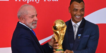 Lula besa el trofeo de la Copa del Mundo: «Estoy convencido de que la vamos a ganar»