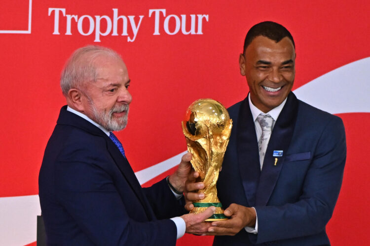 El presidente de Brasil, Luiz Inácio Lula da Silva, sostiene el trofeo de la Copa del Mundo de fútbol junto a Cafú. EFE/Andre Borges