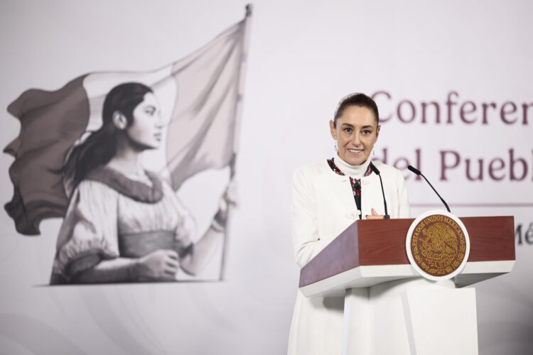 La presidenta de México, Claudia Sheinbaum, habla durante una rueda de prensa este martes, en Palacio Nacional de Ciudad de México (México). EFE/José Méndez