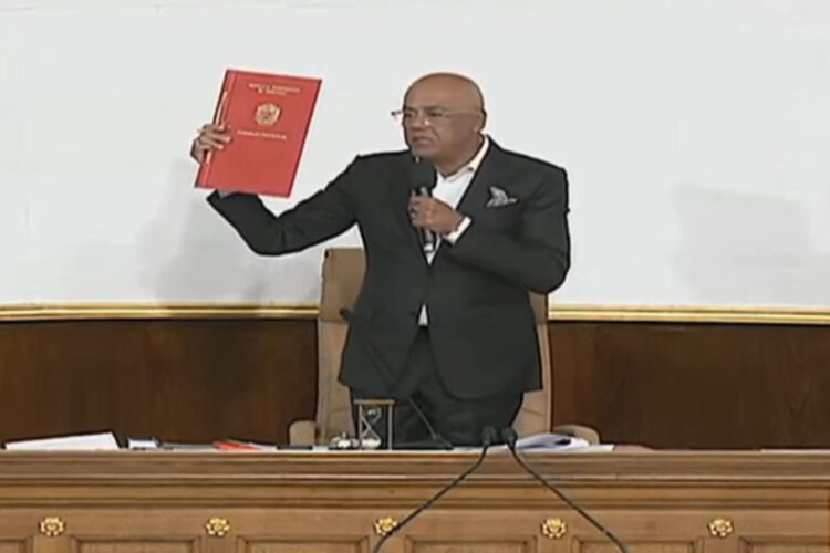 Captura de video de una transmisión del canal estatal Venezolana de Televisión (VTV) del presidente de la Asamblea Nacional, Jorge Rodríguez, durante la aprobación de la ley de amnistía este jueves, en Caracas (Venezuela). EFE/ VTV