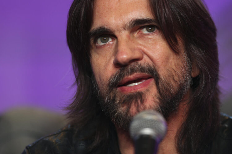 El cantante colombiano Juanes habla en una rueda de prensa este martes, en el marco del Festival Internacional de la Canción de Viña del Mar, en Viña del Mar (Chile). EFE/ Adriana Thomasa