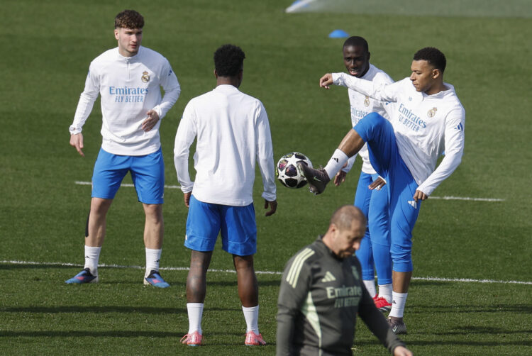 Kylian Mbappé, con el balón, durante el entrenamiento del martes del Real Madrid en la Ciudad Deportiva de Valdebebas.EFE/ Javier Lizón