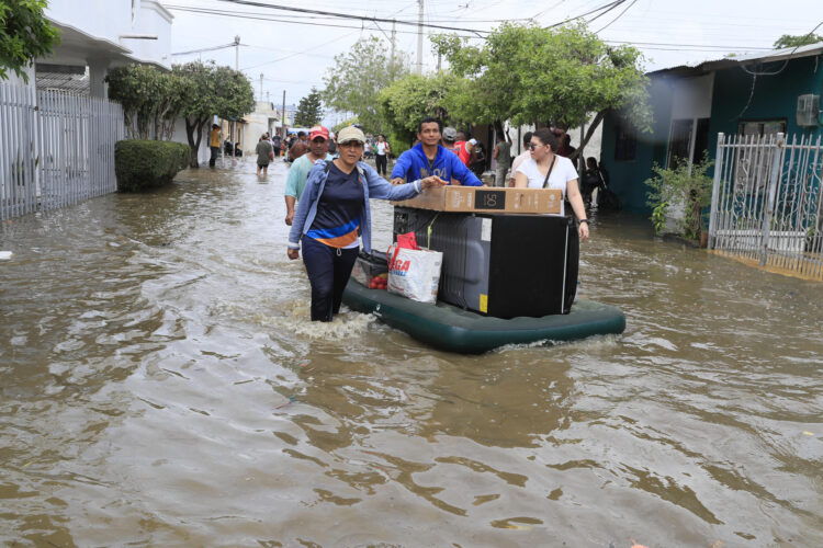 Personas intentan rescatar sus pertenencias el pasado sábado luego de una nueva creciente del río Sinú que afectó el barrio El Dorado en Montería (Colombia). EFE/ Carlos Ortega