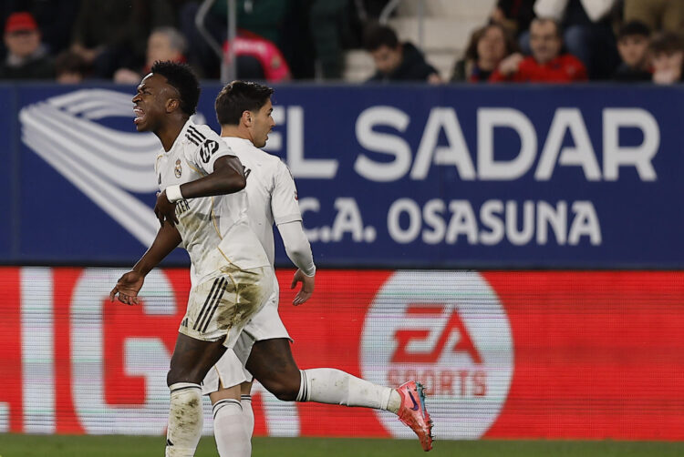 El delantero brasilero del Real Madrid Vinícius Júnior celebra tras anotar el gol del empate durante el partido de la jornada 25 de LaLiga que disputaron CA Osasuna y Real Madrid, en el estadio de El Sadar de Pamplona. EFE/ Villar López